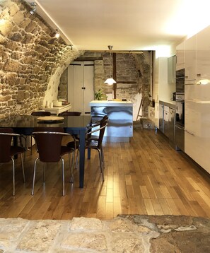 Fridge, microwave, oven, stovetop - Forcalquier Architecture Village House Center (Forcalquier)