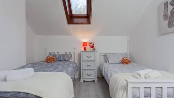 3 bedrooms, iron/ironing board, WiFi, bed sheets