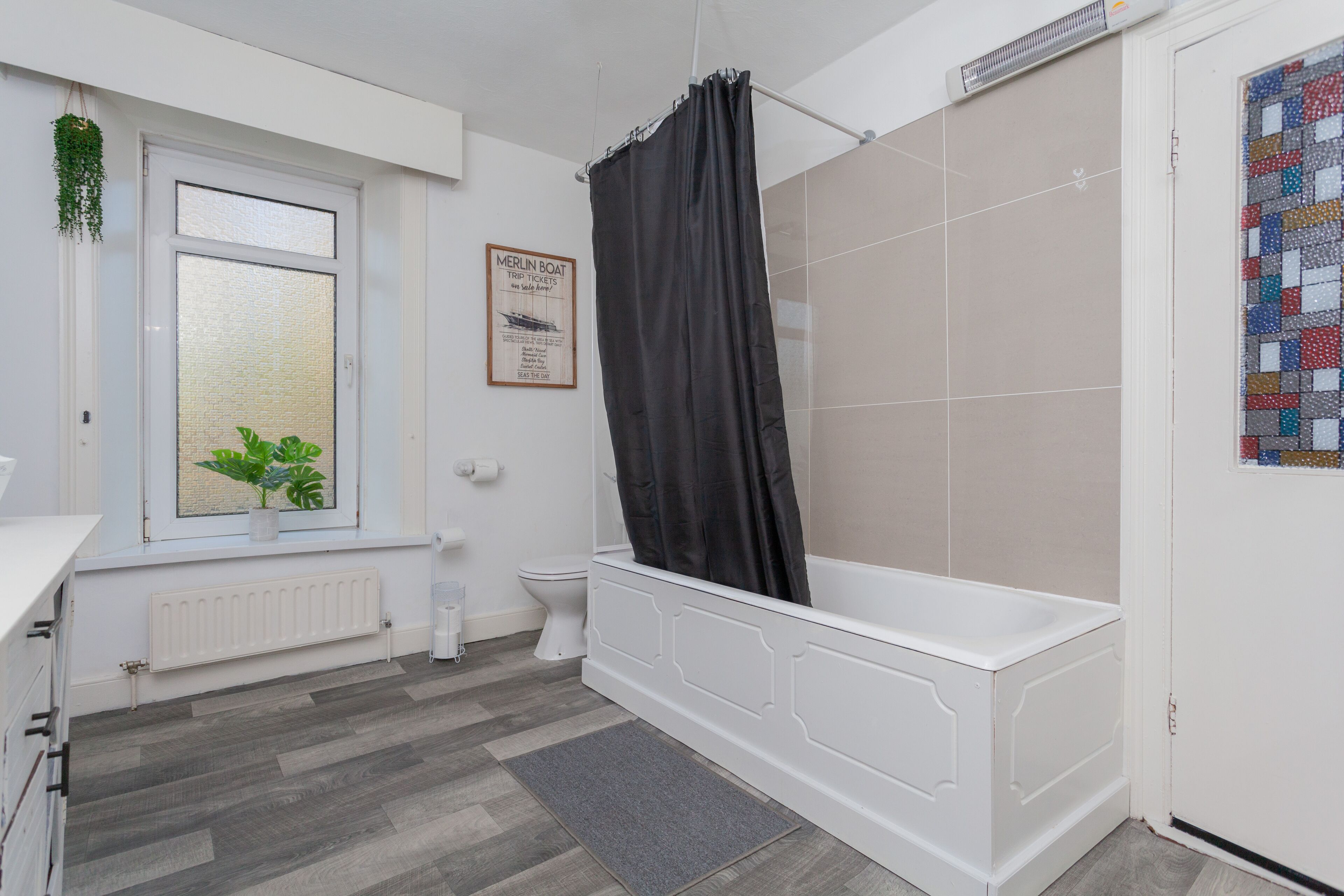 浴槽、ヘアドライヤー、タオル、トイレットペーパー