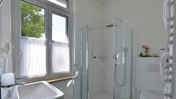 Superior Double Room | Bathroom | Shower, free toiletries, hair dryer, towels