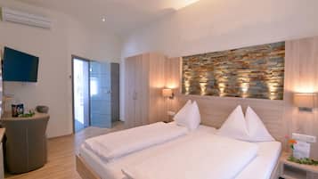 Superior tweepersoonskamer | Een kluis op de kamer, een bureau, verduisterende gordijnen