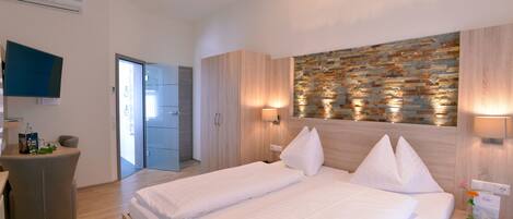 Habitación doble superior | Caja de seguridad en la habitación, escritorio y cortinas blackout