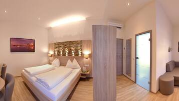 Superior tweepersoonskamer | Een kluis op de kamer, een bureau, verduisterende gordijnen