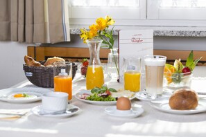 Free daily buffet breakfast  - Hotel Gasthof Ziegler Hotel & Restaurant (Lindau)