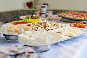 Buffet déjeuner gratuit tous les jours