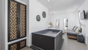 Deluxe City View Suite with Indoor Hot Tub | 1 dormitorio, caja fuerte, sistema de insonorización
