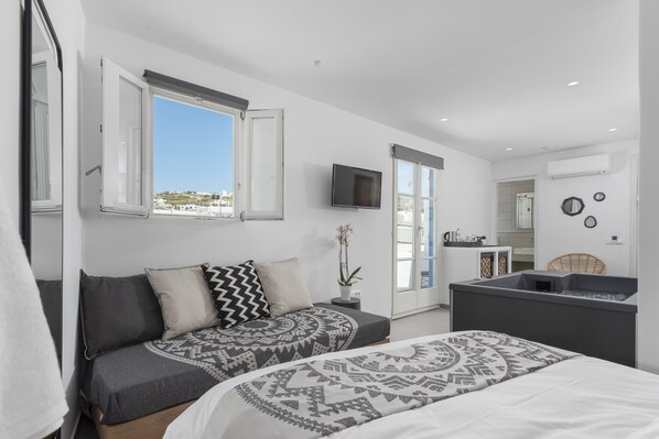 Deluxe City View Suite with Indoor Hot Tub | 1 makuuhuone, tallelokero huoneessa, äänieristys, silitysrauta/-lauta