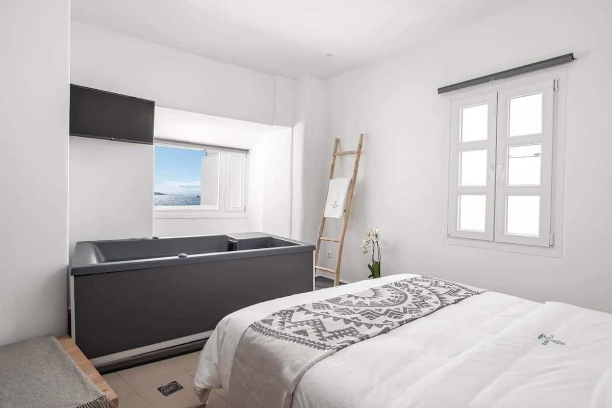 Executive-Suite, Whirlpool, Meerblick | 1 Schlafzimmer, Zimmersafe, schallisolierte Zimmer