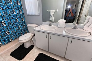 Familievilla - flere senge | Badeværelse | Kombination af bruser/badekar, håndklæder