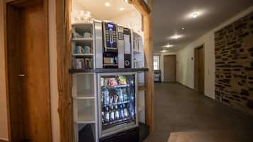 Habitación triple Confort, baño privado | Alimentos y bebidas