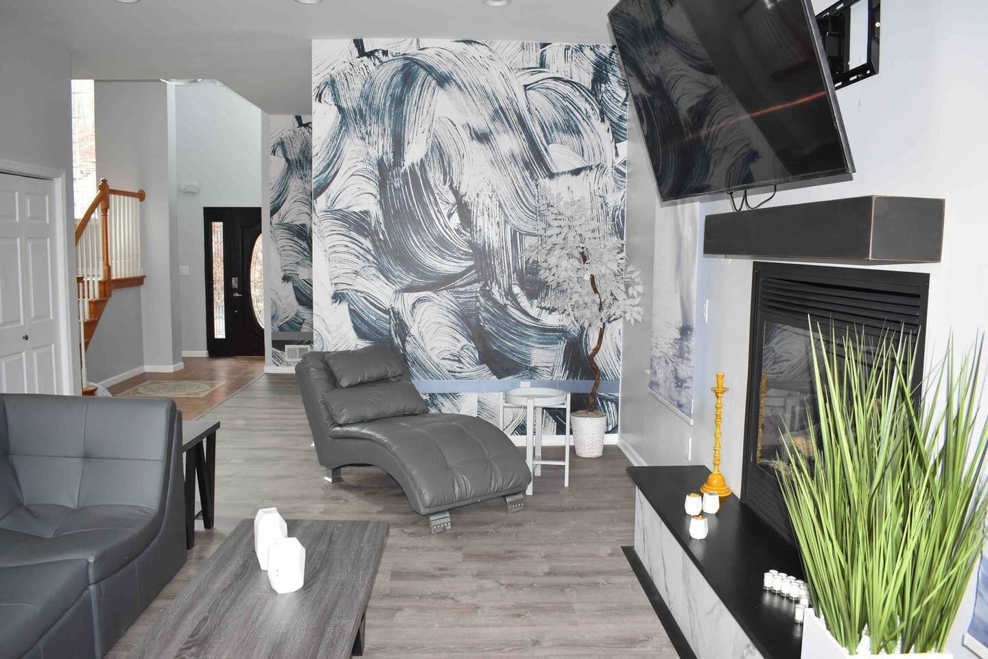 Flat-screen TV, fireplace, Netflix, table football