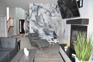 Flachbildfernseher, Kamin, Netflix, Tischfußball