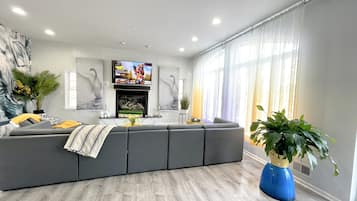 Taulutelevisio, takka, Netflix, pöytäjalkapallopöytä