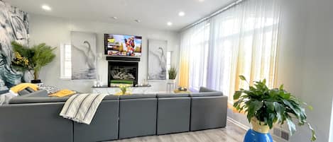 Flat-screen TV, fireplace, Netflix, table football