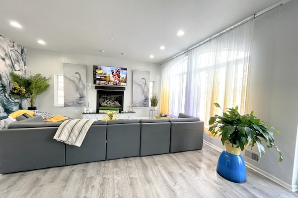 Flat-screen TV, fireplace, Netflix, foosball