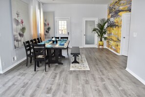 Dining - White Swan by the Pond HotTub 4000sqft Modern SsMook Home Water Front _BOATS_ (Bushkill)