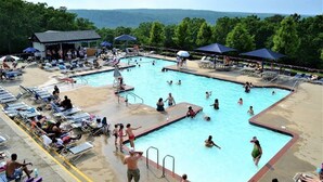 Una piscina amb diverses línies, gandules i ombrelles.