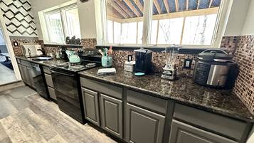 Jääkaappi, mikroaaltouuni, uuni, liesi