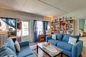Televisión, chimenea y libros 