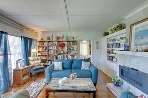 Televisión, chimenea y libros