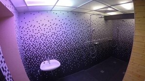 Apartamento familiar, varias camas | Baño | Bañera y ducha independientes, bañera profunda y secador de pelo