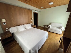 Traditional Triple Room - Hotel Vall Fosca (La Torre de Cabdella)