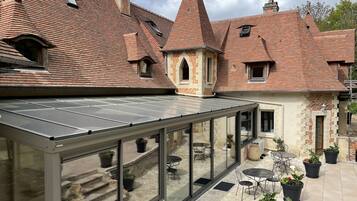 Vista frontal de la propiedad