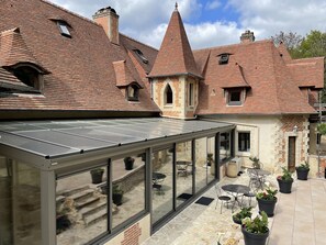 Vista frontal de la propiedad