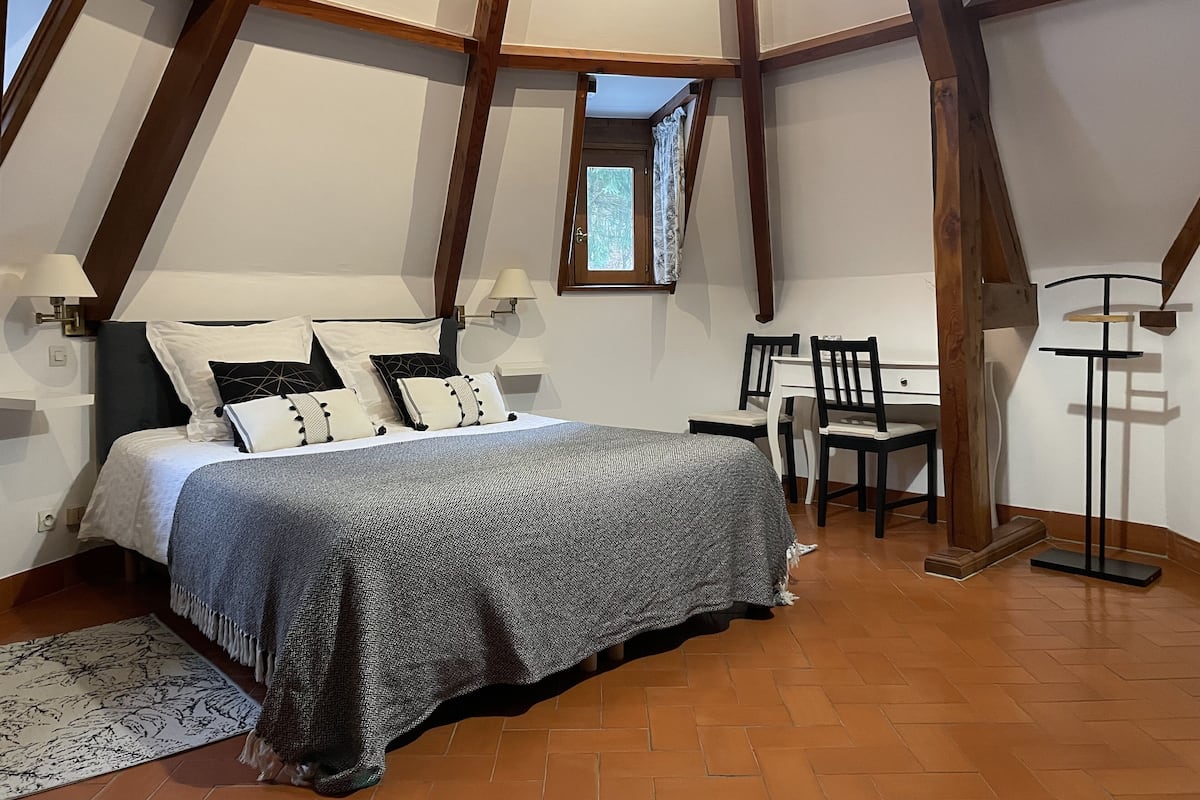 Double Room (L'Hirondelle) | Premium bedding, individually decorated, individually furnished, desk