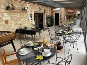 Free daily continental breakfast - Le Prieure des Fontaines (Les Preaux)