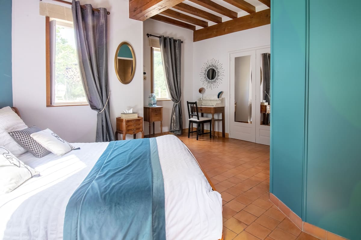 Standard Room, 1 Queen Bed, Non Smoking, Connecting Rooms (Suite du Prieuré) | Premium bedding, individually decorated, individually furnished, desk