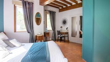 Habitación estándar, 1 cama Queen size, para no fumadores (Suite du Prieuré) | Ropa de cama de alta calidad y decoración personalizada