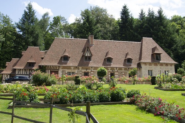 Vista frontal de la propiedad