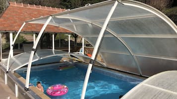 Piscina coperta, con ingresso dalle 11:00 alle 19:00, lettini