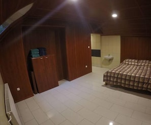 Een kluis op de kamer, een strijkplank/strijkijzer, gratis wifi