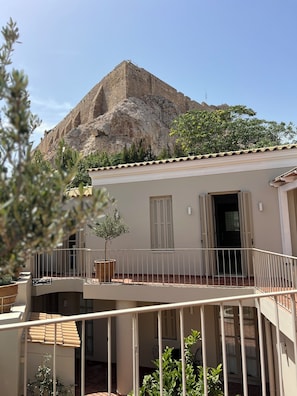 Ein Gebäude mit Balkon, Tür und Fenster.
