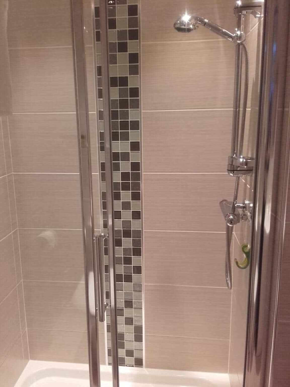 Dusche, Regendusche, kostenlose Toilettenartikel, Haartrockner
