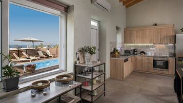 Villa, 3 habitaciones, vista al mar | Área de sala de estar | Televisión de pantalla plana de 32 pulgadas con canales vía satélite