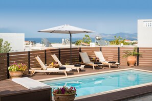 Outdoor pool, pool umbrellas, sun loungers