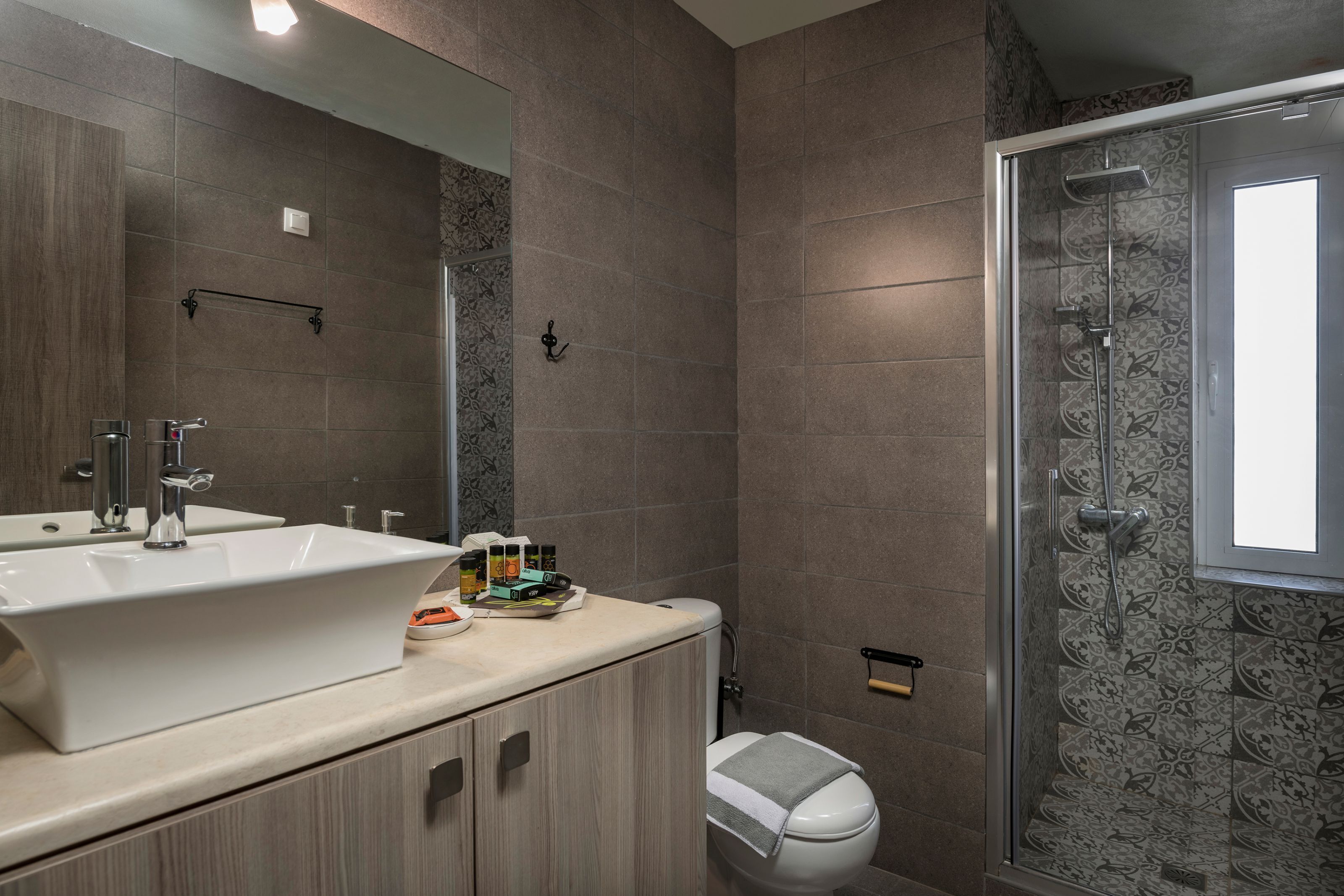Un baño moderno con lavamanos amplio, inodoro y zona de ducha.