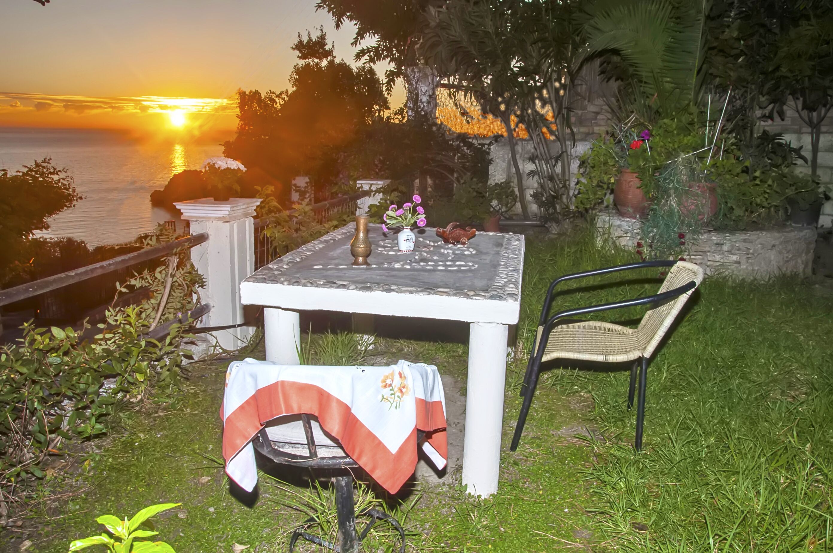 Breakfast in the garden or have a barbecue in the evening. Garden in the evening