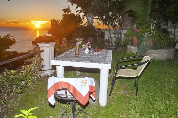 Frühstücken Sie im Garten oder grillen Sie abends. Garten im Abendlicht.