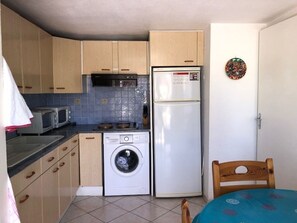 Réfrigérateur, four, plaque de cuisson