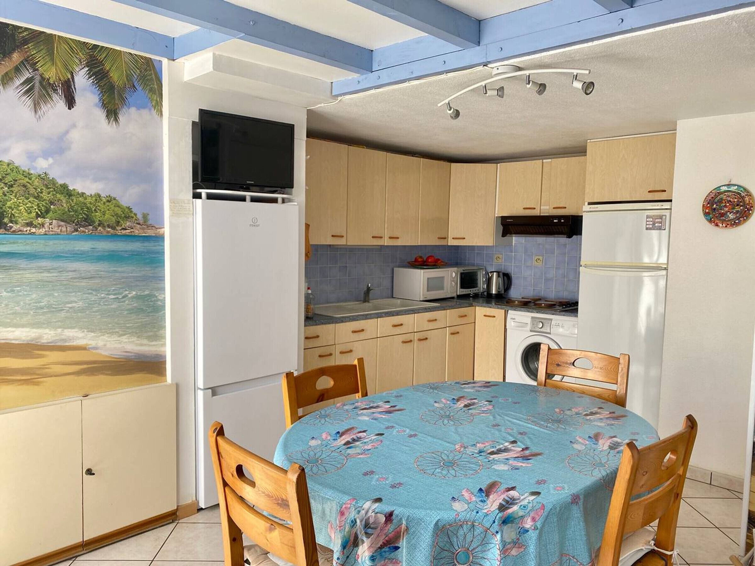 Kjøleskap, ovn og kokeplater