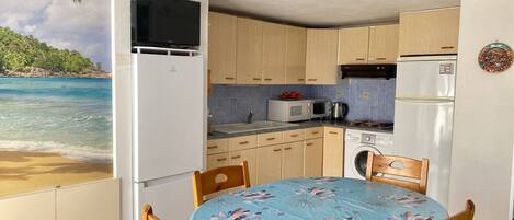 Een koelkast, een oven, een kookplaat