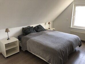 3 chambres, fer et planche à repasser, Wi-Fi, draps fournis