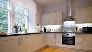 Oven, dishwasher, toaster, cookware/dishes/utensils - East Lodge -  a rural retreat that sleeps 6 guests (Moray)