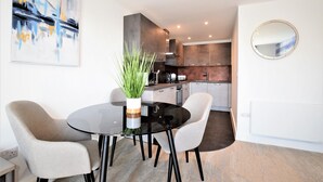 Leilighet, 1 soverom | Spiseområde på rommet