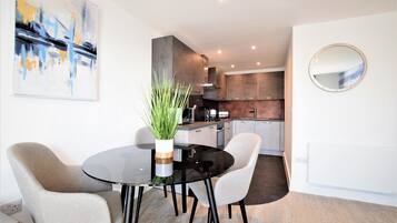 Apartment, 1 Bedroom | In-room dining