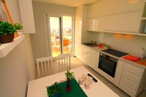 Basic Apartment, Sea View | Private kitchen | Fridge, oven, stovetop, dishwasher - Lilian App (Budva)